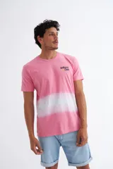 Remera de manga corta con efecto tie-dye en tonos rosa y blanco, con arte en la espalda.