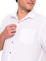 Camisa de manga corta color verde agua, confeccionada en lino orgánico. Tiene cuello italiano, calce regular y cierre con botones.