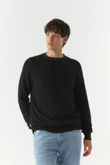 Sweater marrón liso de algodón con cuello redondo y costuras a contratono.