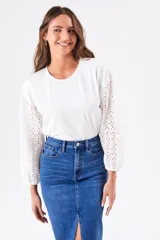 Remera blanca de algodón con mangas largas abullonadas de broderie.
