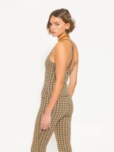Top color beige con estampado geométrico negro, escote halter y espalda descubierta.