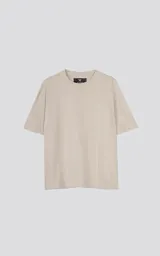 Remerón beige de corte extra oversize con hombros caídos, cuello redondo y doble costura al tono.