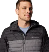 Campera Columbia con capucha, color verde oliva en la parte superior y gris claro en la parte inferior. Cuenta con cierre frontal, bolsillos laterales con cierre y logo de la marca en el pecho.