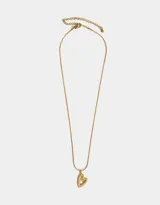 Cadena dorada con dije de corazón calado con incrustaciones de perlas.