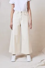 Pantalón wide leg color crudo, de tiro medio, confeccionado en algodón peinado.