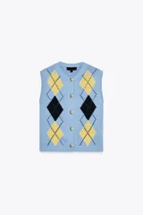 Chaleco celeste de punto con patrón de rombos en amarillo y negro, cuello redondo y cierre frontal con botones dorados.