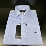 Camisa celeste de lino con cuello abotonado, manga larga y logo bordado en el pecho.