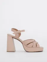 Sandalias color rosa pálido con tiras cruzadas y cierre con hebilla en el tobillo.
