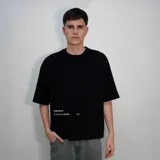 Remera negra de corte oversize con estampado blanco en el frente que incluye la leyenda "VENEFO. WORLDWIDE Industries CO. VENEFO COMUNNITY .CCL".