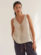 Musculosa color crema de lino, con escote en V y corte holgado.
