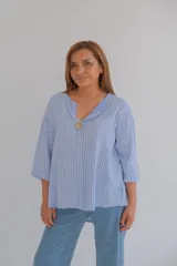 Blusa celeste a rayas verticales blancas, de corte holgado, con cuello en V y mangas 3/4.