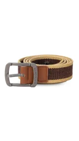 Cinturón casual negro de tela canvas con hebilla metálica plateada y detalles en cuero sintético negro.