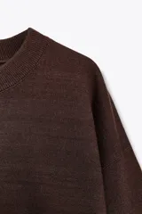 Sudadera azul de cuello redondo y manga larga con acabados en rib.