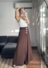 Pantalón palazzo marrón de crepé de lino, talle único adaptable hasta un talle 42 de jean. Presenta elástico en la parte trasera.