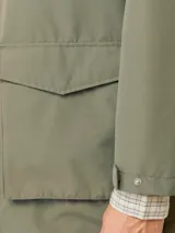 Parka térmica resistente al viento con capucha y cierre con cremallera. Cuenta con capucha ajustable con cordones, mangas largas con puños de canalé, cierre con cremallera y bolsillos frontales. Diseño largo con tapeta anti viento.