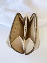 Billetera pequeña de cuero color verde lima, con cierre metálico y monedero interno.