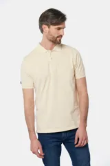 Remera polo lisa en oxford piqué color crema, con cuello en rib y botones personalizados.