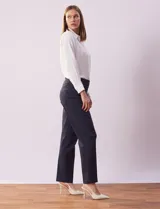 Pantalón de gabardina elastizada azul marino, marca Ruby Rd. Diseño liso con bolsillos simulados en la parte delantera y bolsillos aplicados en la parte trasera.