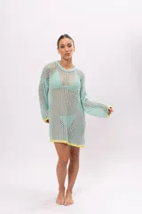 Vestido corto de red color celeste con terminaciones en amarillo.