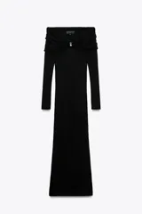 Vestido largo de punto negro con escote recto, hombros descubiertos, mangas largas y detalle de pieza metálica en el delantero.