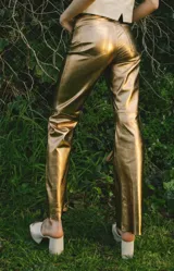 Pantalón de cuero dorado, de corte recto y tiro medio.