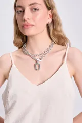 Top crudo de breteles finos y escote en V.