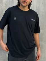 Remera negra de corte oversize con estampado en la espalda con la leyenda "OSTEN EVERYDAY URBAN AESTHETICS PREMIUM BASICS QUALITY APPAREL URBAN LIFESTYLE".