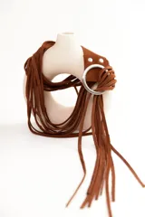 Cinturón de cuero marrón con diseño creativo y hebilla metálica, de 110 cm de longitud.