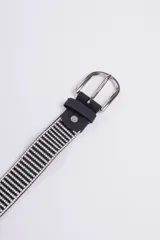 Cinturón negro con hebilla metálica plateada y correa adornada con múltiples filas de strass plateado.