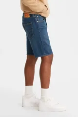 Bermuda azul de denim con corte relajado y tiro medio.