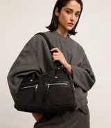 Cartera satchel mediana de PU color negro, con textura capitoneada, cierre de cremallera y bolsillos.