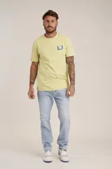 Remera de algodón color amarillo claro con estampado pequeño en el pecho.