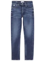 Pantalón de jean azul oscuro, de corte slim y talle alto, con diseño de cinco bolsillos y cierre con cremallera y botón.
