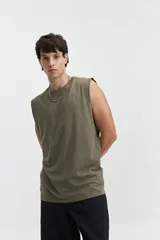 Musculosa negra lisa de algodón, corte oversize y cuello redondo.