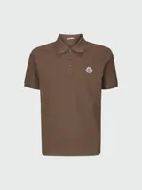 Chomba manga corta Moncler color marrón confeccionada en piqué de algodón, con cuello clásico, tapeta de tres botones y logo bordado en el pecho.
