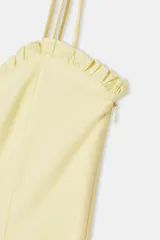 Vestido midi amarillo claro, con escote corazón con volantes y tirantes finos ajustables con lazo. Falda acampanada con forro interior.