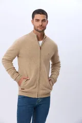 Campera tejida de lana color azul marino, con cuello alto, cierre metálico frontal y bolsillos laterales. Presenta detalles en cuero y logo bordado.