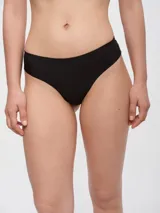 Bombacha de bikini color lila con elástico fino en la cintura.