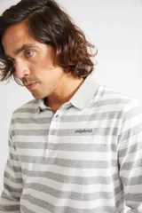 Polo de hombre a rayas con cuello tipo polo y manga larga, de ajuste regular y logo estampado.