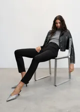 Pantalón negro de vestir, corte skinny, tiro medio, diseño crop, con bolsillos laterales y traseros de ribete.