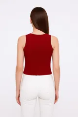 Musculosa ajustada color verde oliva, con cuello redondo y sisas anchas.