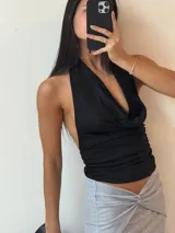 Top negro con escote halter y espalda descubierta.