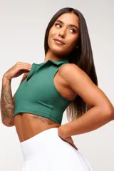 Top deportivo azul marino con cuello polo y cierre parcial con cremallera.