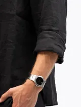 Camisa negra de lino con mangas largas, corte clásico y cierre con botones.