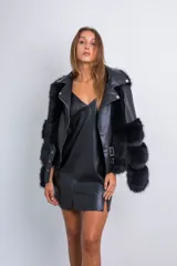 Vestido mini negro de cuerina con tirantes finos y escote en V.