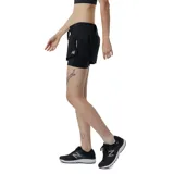 Short deportivo negro de New Balance, modelo Impact Run 2in1. Cuenta con una capa exterior tejida liviana y un short interior ajustado con tecnología absorbente NB DRYx.