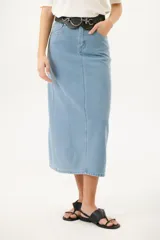 Falda midi de jean celeste con corte recto y cinturón negro con hebilla metálica.