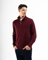 Sweater de punto color borgoña con medio cierre frontal, cuello alto y mangas largas.