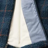 Campera tipo camisa de sherpa azul con diseño a cuadros marrones, cierre frontal con cremallera, cuello clásico y dos bolsillos con solapa abotonada en el pecho.