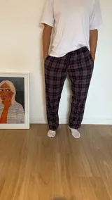 Pantalón de pijama de franela con diseño escocés, elástico en la cintura y dos bolsillos.